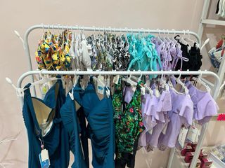 Lote 36 bañadores y bikinis talla única