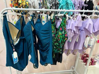 Lote 36 bañadores y bikinis talla única