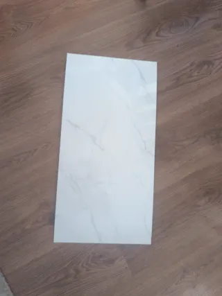 Baldosa autoadhesiva efecto mármol blanco