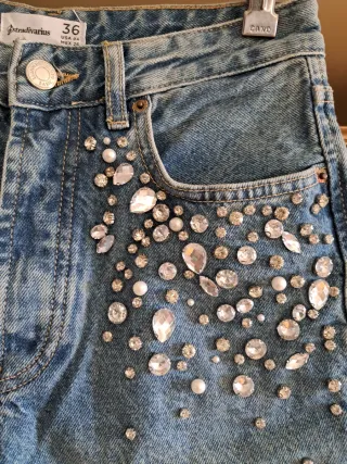 Pantalón vaquero Stradivarius con strass