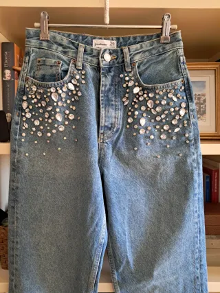 Pantalón vaquero Stradivarius con strass