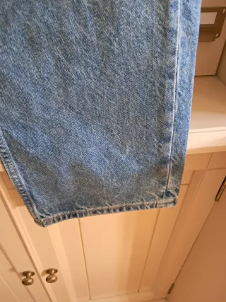 Pantalón vaquero Stradivarius con strass