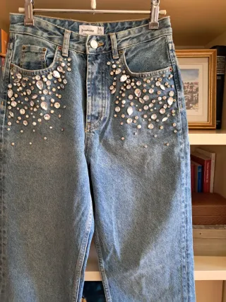 Pantalón vaquero Stradivarius con strass