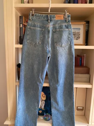 Pantalón vaquero Stradivarius con strass