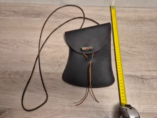 Bolso de cuero artesanal hecho a mano