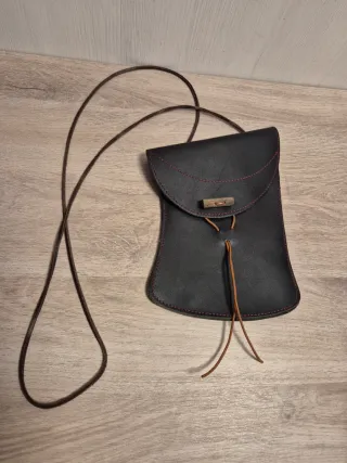 Bolso de cuero artesanal hecho a mano