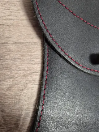 Bolso de cuero artesanal hecho a mano