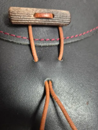 Bolso de cuero artesanal hecho a mano