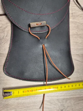Bolso de cuero artesanal hecho a mano