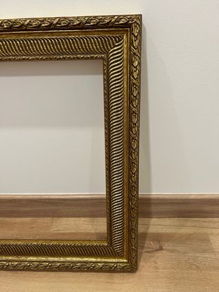 Marco dorado antiguo de madera