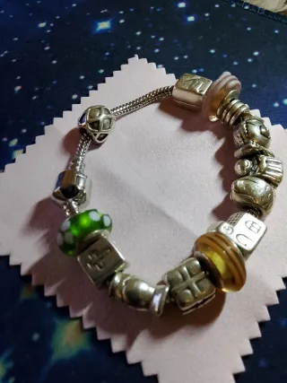 Pulsera Pandora Plata con 13 Abalorios.