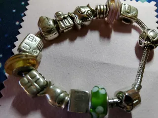 Pulsera Pandora Plata con 13 Abalorios.
