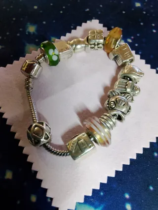 Pulsera Pandora Plata con 13 Abalorios.