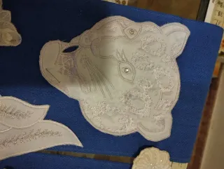 Aplicaciones vintage bordadas