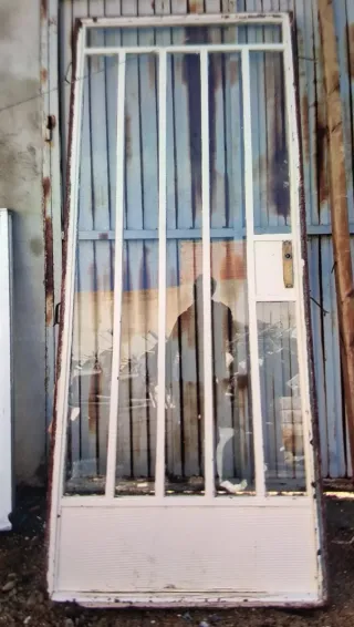 Puerta metálica con cristal