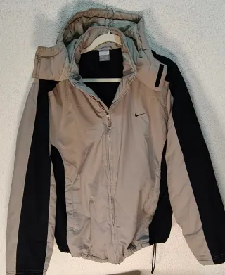 Chaqueta Nike acolchada mujer beige/negra