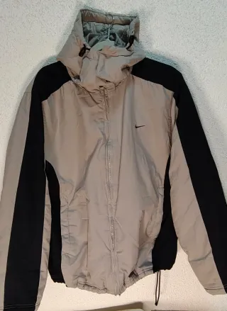Chaqueta Nike acolchada mujer beige/negra