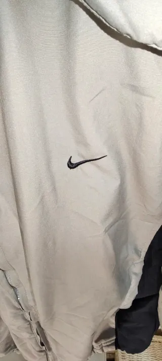 Chaqueta Nike acolchada mujer beige/negra