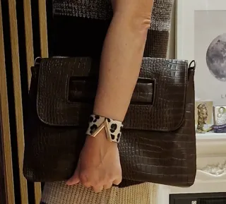 Bolso de mano marrón efecto cocodrilo