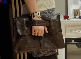 Bolso de mano marrón efecto cocodrilo