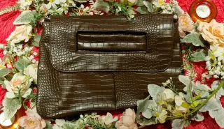 Bolso de mano marrón efecto cocodrilo