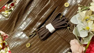 Bolso de mano marrón efecto cocodrilo