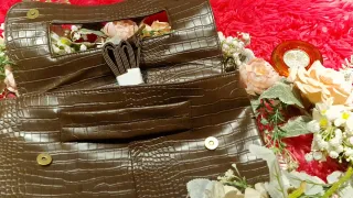 Bolso de mano marrón efecto cocodrilo