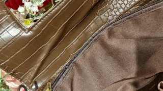 Bolso de mano marrón efecto cocodrilo