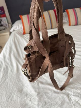 Bolso marrón con correa