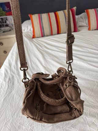 Bolso marrón con correa