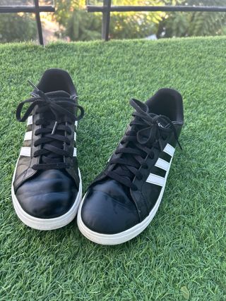 Zapatillas Adidas Negras y Blancas