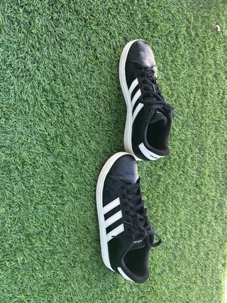 Zapatillas Adidas Negras y Blancas