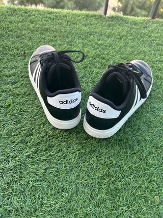 Zapatillas Adidas Negras y Blancas