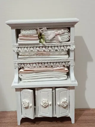 Credenza miniatura per casa delle bambole