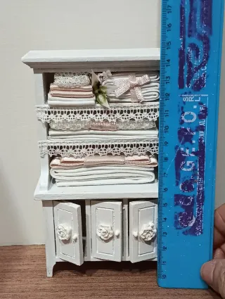 Credenza miniatura per casa delle bambole