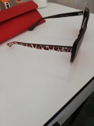 Gafas de sol Guess marrones y rojas