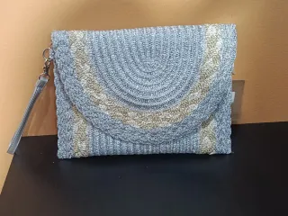 Bolso de mano plateado y dorado tejido
