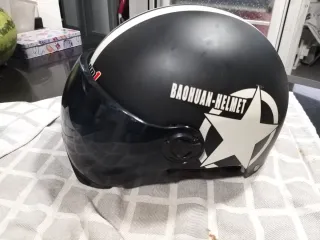 Casco negro con visera y estrella