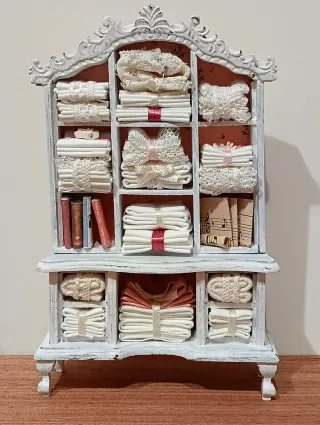 Mobile con ripiani per casa delle bambole