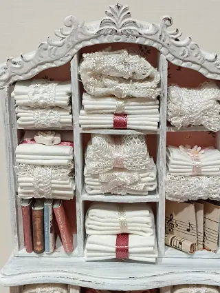 Mobile con ripiani per casa delle bambole