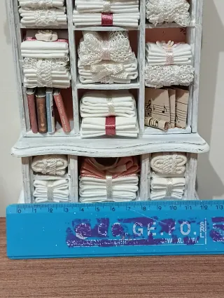 Mobile con ripiani per casa delle bambole