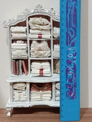 Mobile con ripiani per casa delle bambole