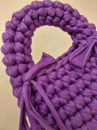 Borsa uncinetto viola modello hobo