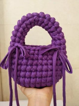 Borsa uncinetto viola modello hobo