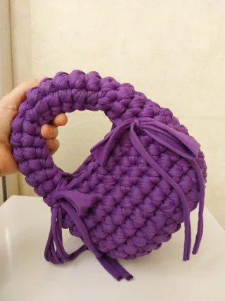 Borsa uncinetto viola modello hobo