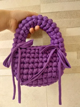 Borsa uncinetto viola modello hobo