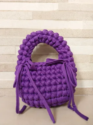 Borsa uncinetto viola modello hobo