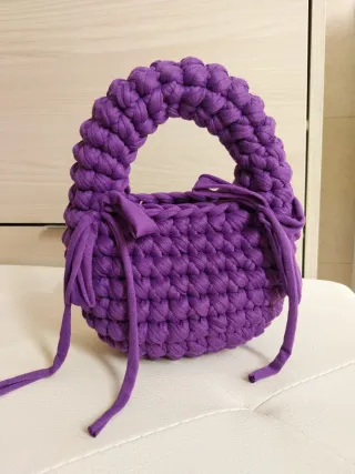 Borsa uncinetto viola modello hobo