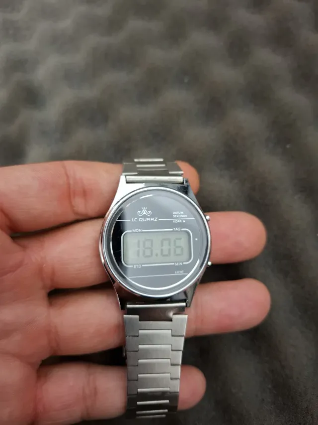 Relógio digital LC QUARZ vintage