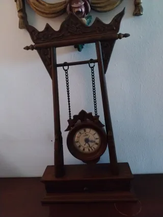 Reloj de sobremesa de madera.